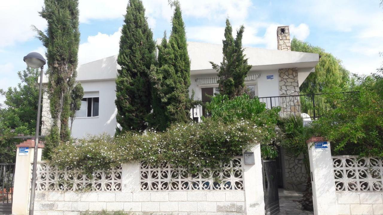 Maria Con Jardín Mediterráneo